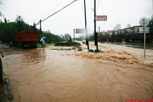 我市遭遇特大暴雨袭击
