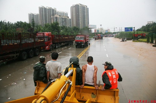 我市遭遇特大暴雨袭击
