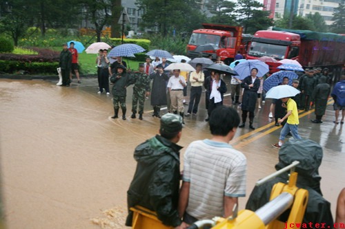 我市遭遇特大暴雨袭击
