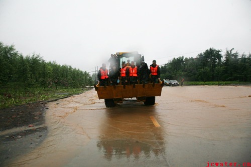 我市遭遇特大暴雨袭击