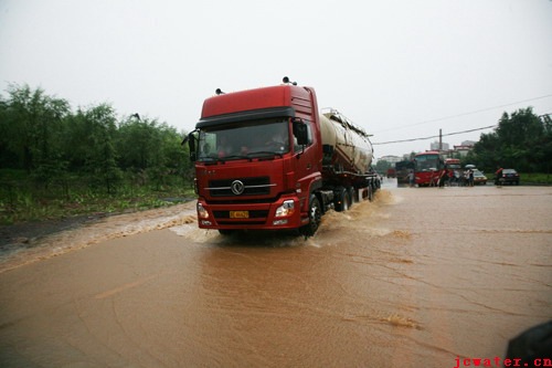 我市遭遇特大暴雨袭击