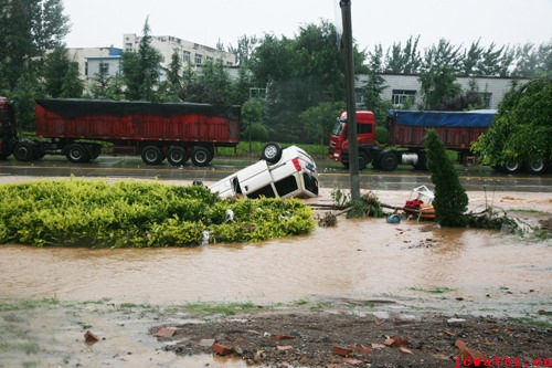 我市遭遇特大暴雨袭击